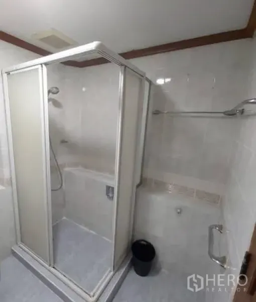 公寓 出租在Samphanthawong, Bangkok - 浴室配玻璃淋浴房、白色瓷砖与金属挂件。