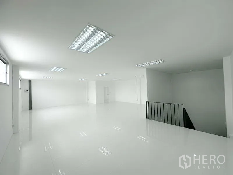 工厂 出租在Pathum Thani - 平面图与户型表，突出H型 1,233㎡厂房。