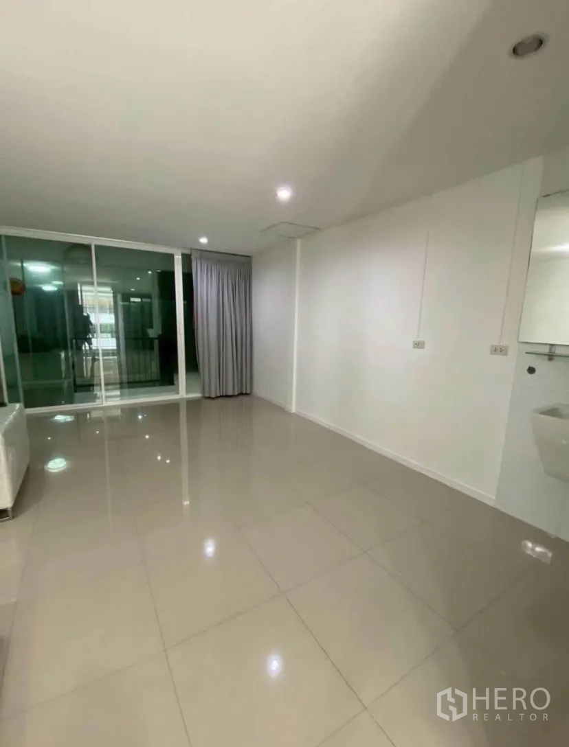 ทาวน์เฮาส์ for rent in Phra Khanong, Bangkok - ห้องชั้นบนมีประตูกระจกบานเลื่อนและผ้าม่าน เชื่อมต่อสู่ระเบียง
