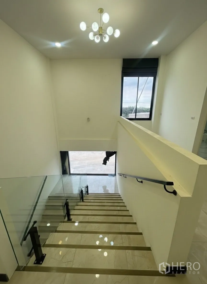 โรงงาน for rent in Krathum Baen, Samut Sakhon - โถงบันไดราวกระจก โคมไฟระย้า และหน้าต่างสูงโปร่ง