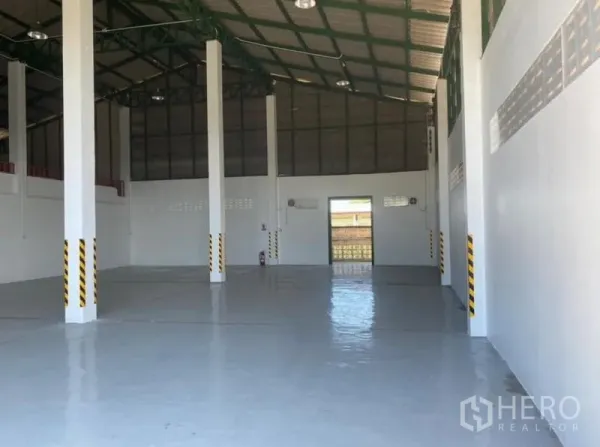 货栈 出租在Mueang Rayong, Rayong - 仓库内部开阔，高屋顶钢结构与亮面地坪。