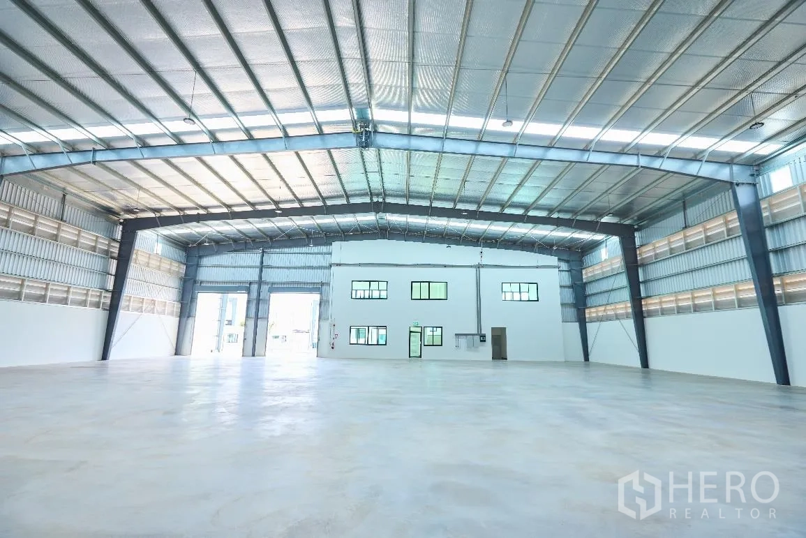 Factory for rent in Bang Sao Thong, Samut Prakan - Spacious warehouse interior with insulated metal roof, skylights, and 10 m clear height.