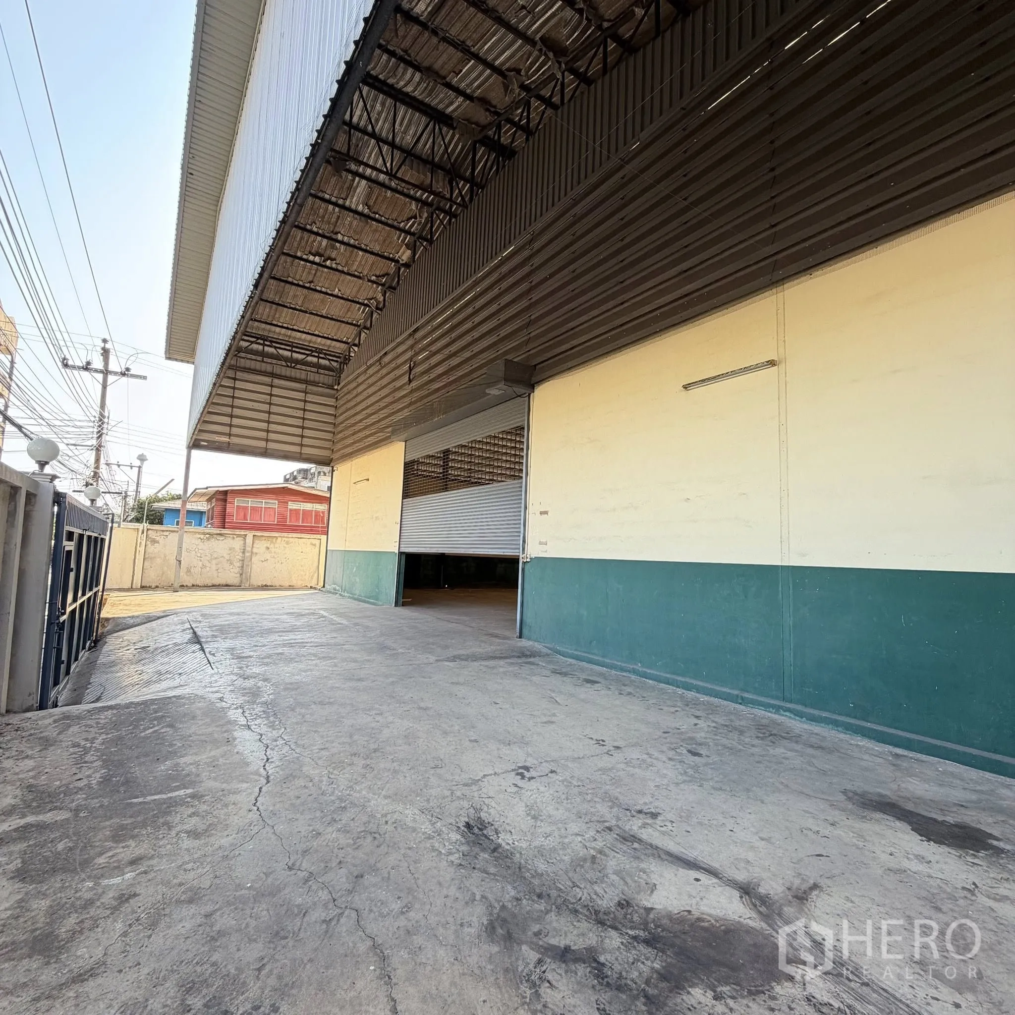 โรงงาน for rent in Phra Pradaeng, Samut Prakan - ลานโหลดสินค้ามีหลังคา พร้อมประตูม้วนทางเข้าโกดัง
