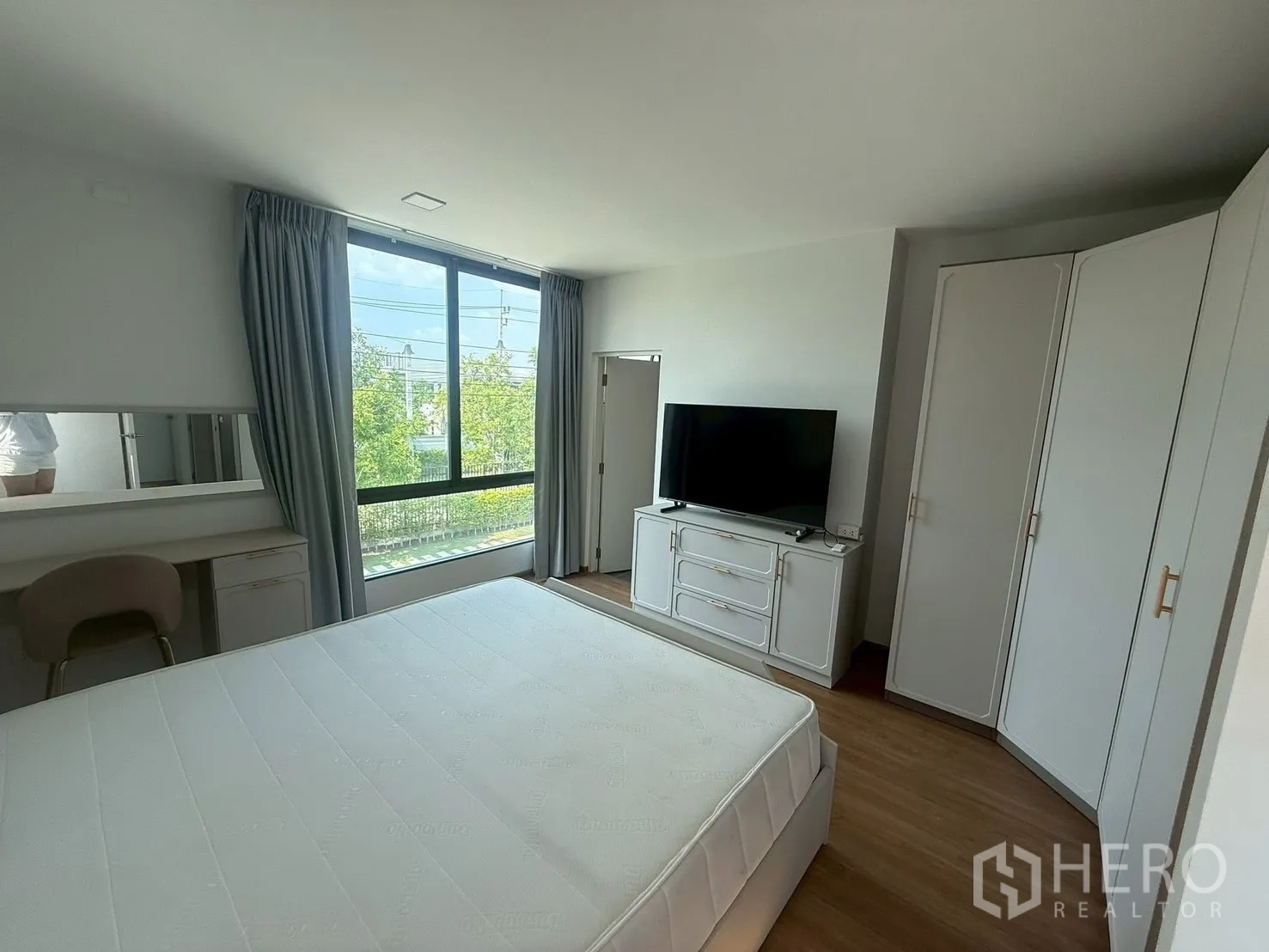 联排别墅 for rent in Bang Phli, Samut Prakan - 宽敞卧室，配衣柜、电视柜与梳妆台。