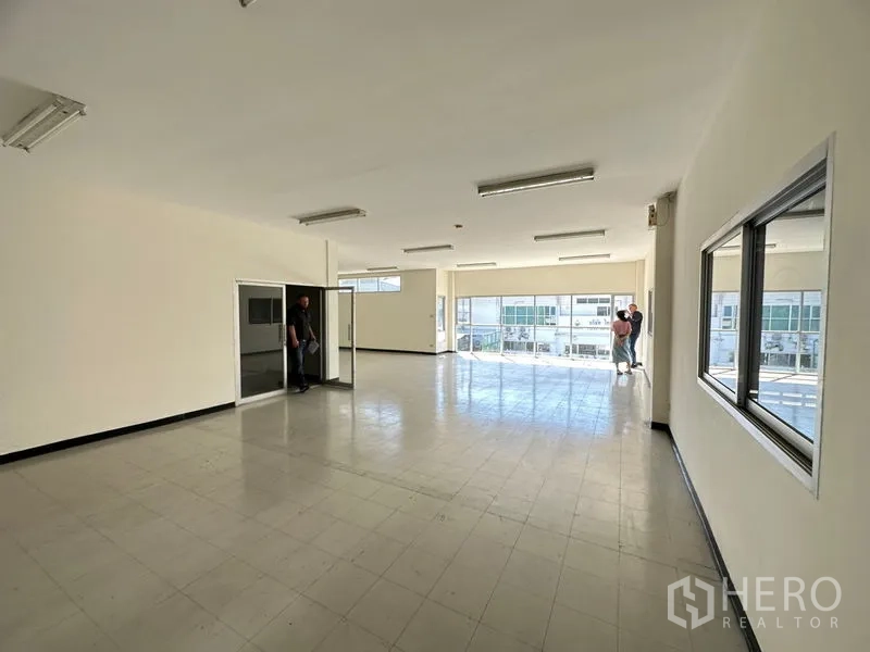 โรงงาน ให้เช่าในSi Racha, Chon Buri - สำนักงานชั้นบนกว้าง พร้อมหน้าต่างบานใหญ่ พื้นกระเบื้อง และไฟฟลูออเรสเซนต์ มองเห็นลานจอดรถ