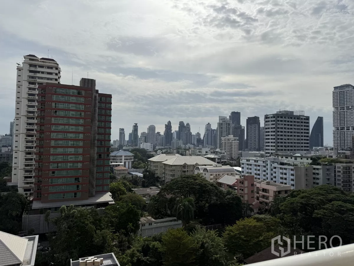 คอนโด ให้เช่าในWatthana, Bangkok - วิวมุมสูงของกรุงเทพฯ เห็นคอนโด อาคารสูง และพื้นที่สีเขียว.