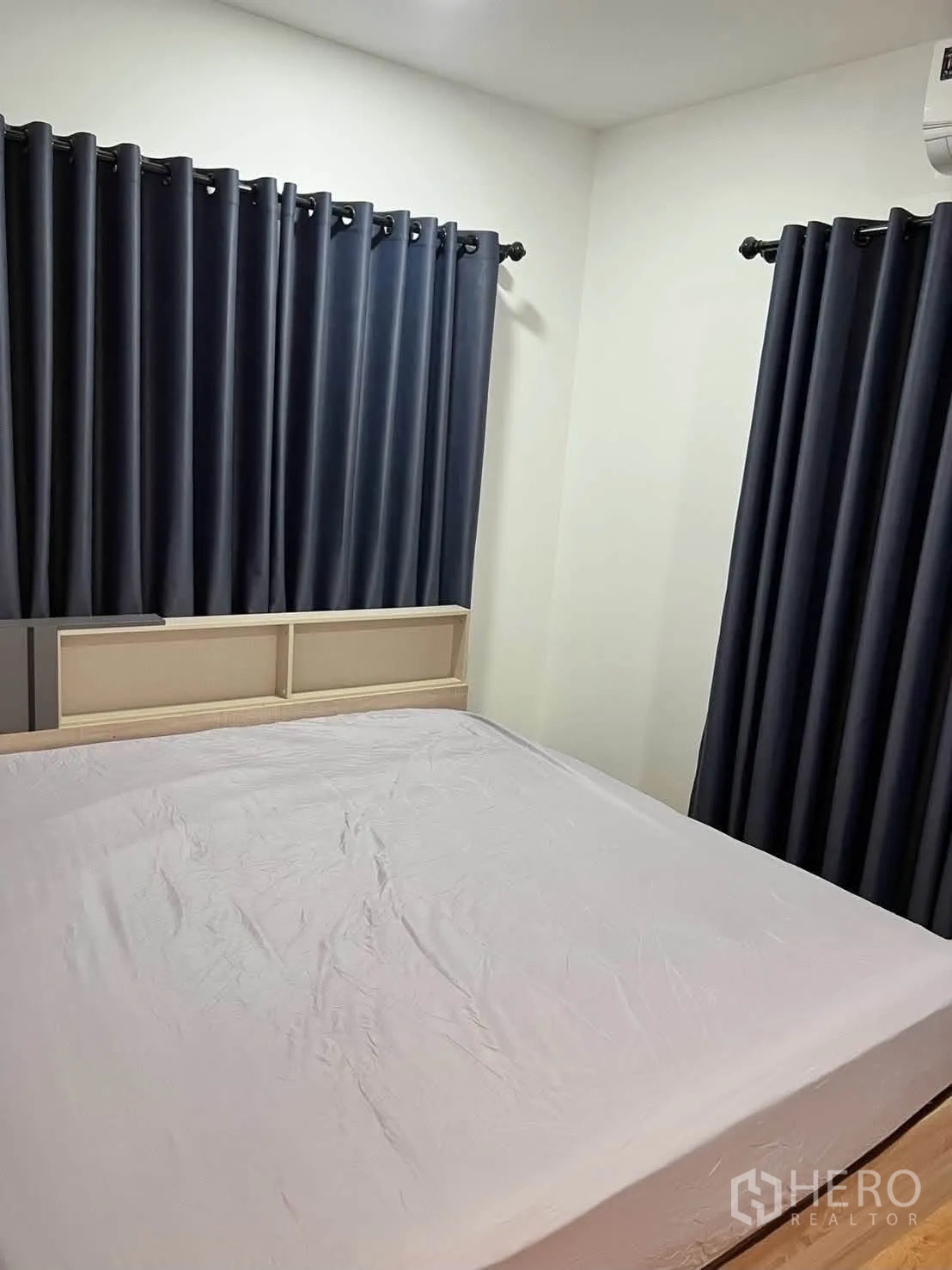 半独立式住宅 for rent in Prawet, Bangkok - 第二卧室，带双人床、深蓝窗帘与空调