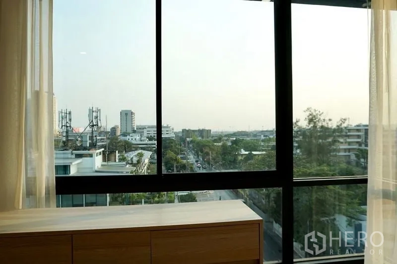 公寓 出租在Khlong Toei, Bangkok - 卧室窗外视野，俯瞰社区与林荫道路