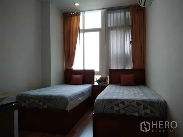 公寓 出租在Watthana, Bangkok - 次卧两张单人床，高窗与空调。