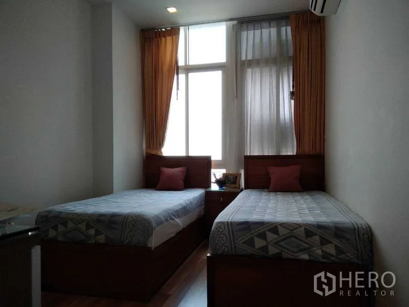 公寓 出租在Watthana, Bangkok - 次卧两张单人床，高窗与空调。