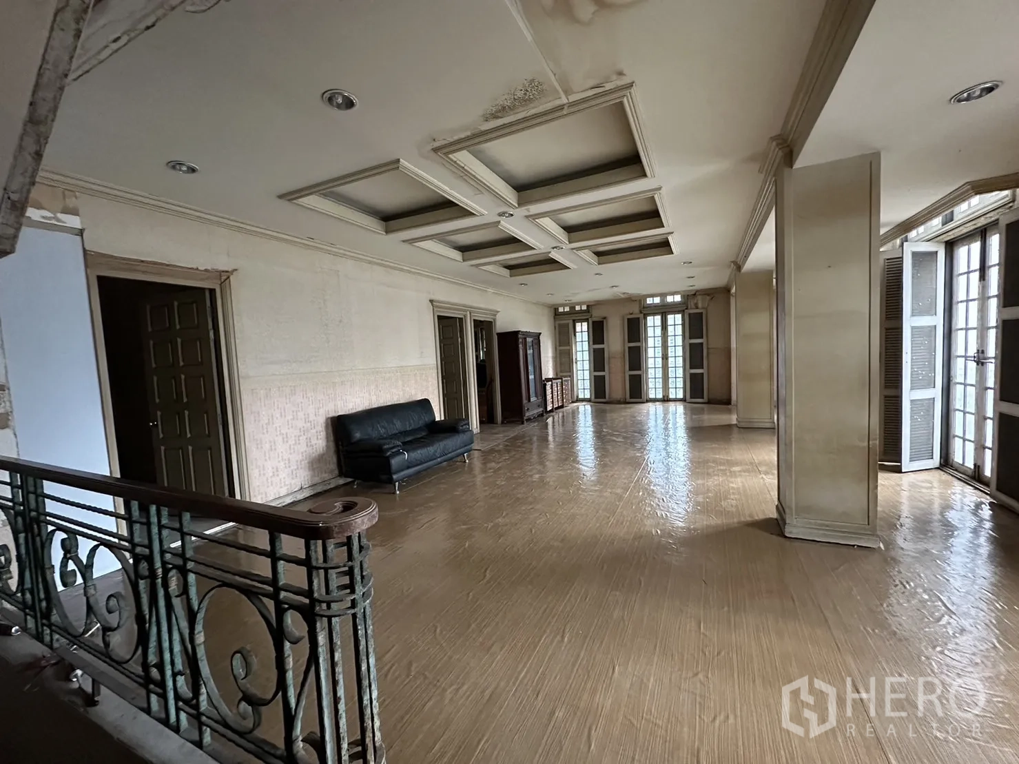 带办公室的家 出租在Huai Khwang, Bangkok - 长走廊式休闲区，格栅天花、铁艺栏杆与法式窗。