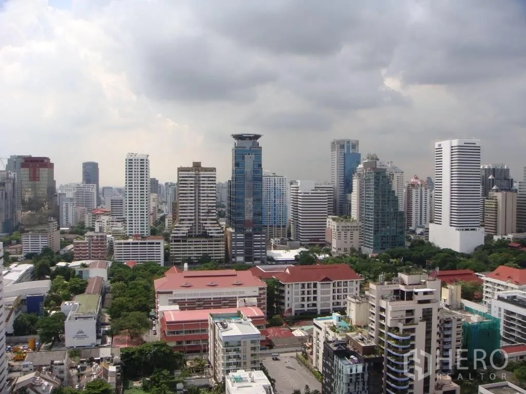 公寓 出租在Watthana, Bangkok - 靠近 BTS Nana 的高楼城市天际线景观，俯瞰素坤逸一带。