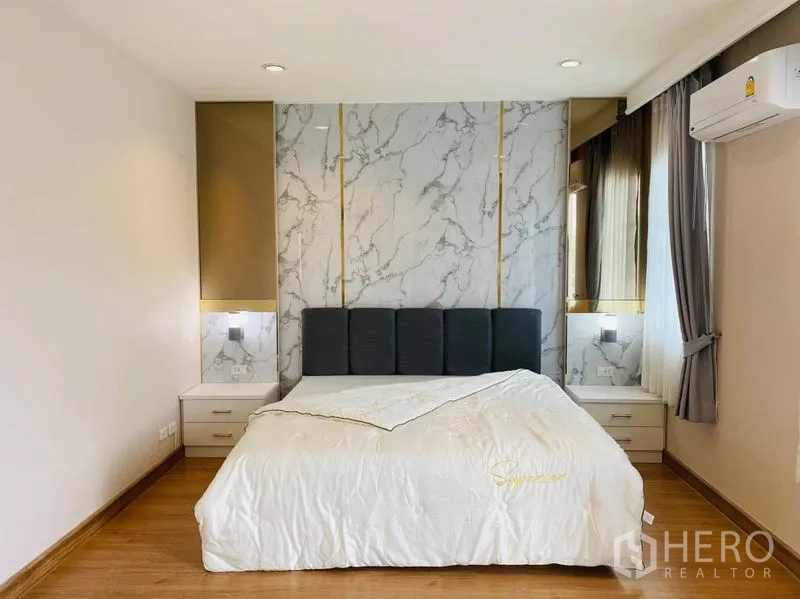 บ้าน ให้เช่าในSuan Luang, Bangkok - ห้องนอนหลักพื้นไม้ ผนังลายหินอ่อนคาดทอง พร้อมหัวเตียงบุผ้า