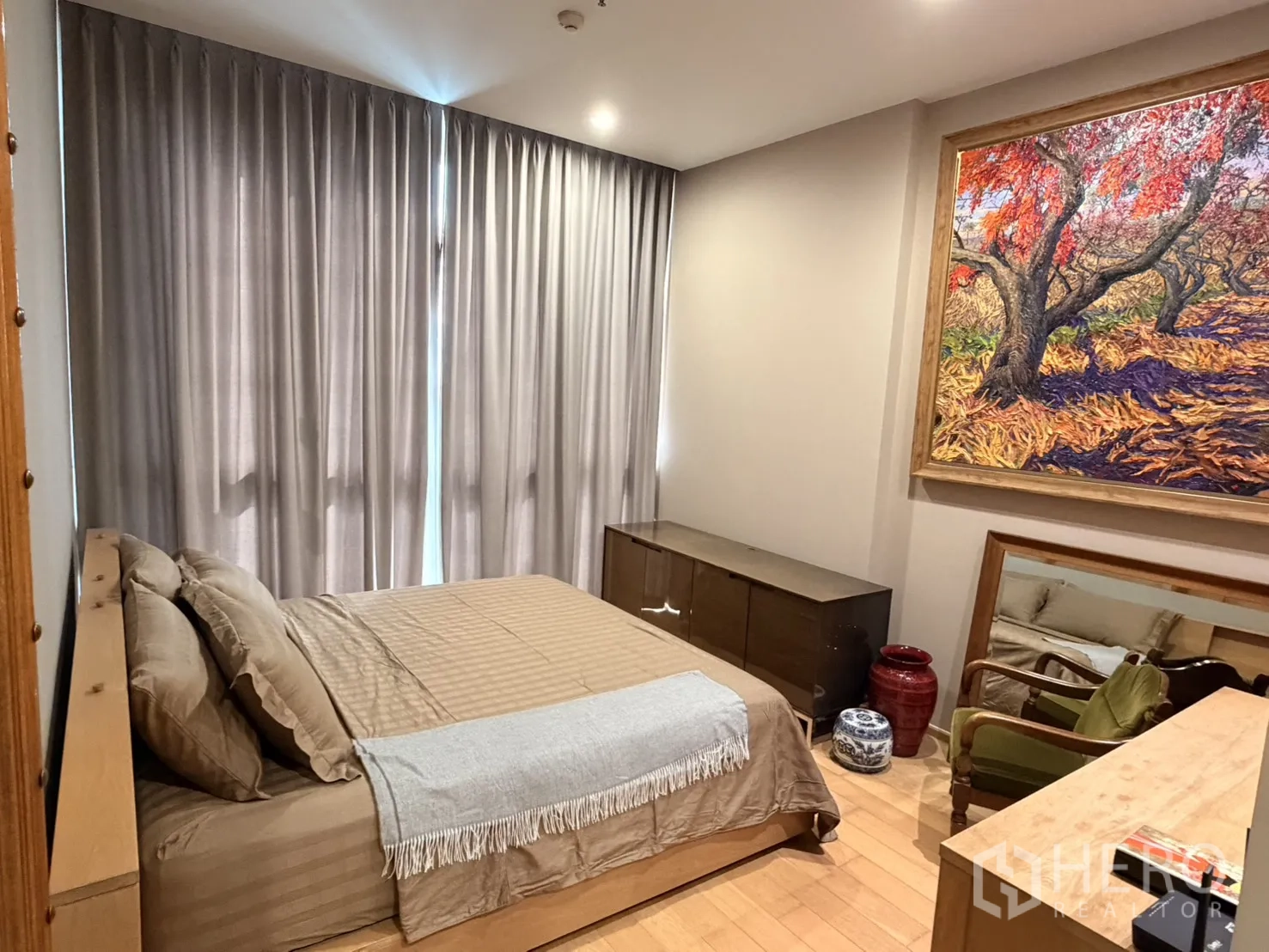 公寓 for rent in Watthana, Bangkok - 卧室配双人床、长窗帘、木质家具与大型艺术画。