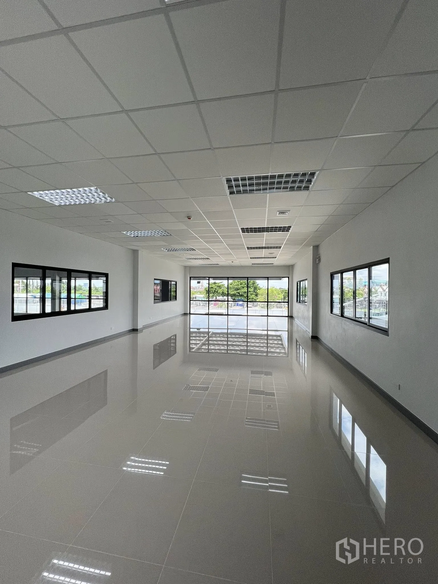 โกดัง for rent in Phra Pradaeng, Samut Prakan - ห้องสำนักงานชั้นบนกว้าง มองออกสู่วิวด้านนอก
