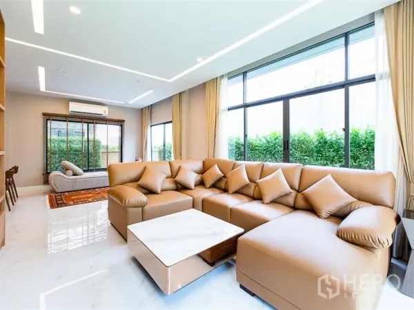 บ้าน ให้เช่าหรือขายในPrawet, Bangkok - โถงนั่งเล่นแบบโอเพ่นสเปซ โซฟาแอลและพื้นลายหินอ่อน หน้าต่างสูง