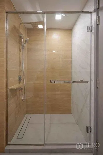 公寓 出租在Watthana, Bangkok - 现代浴室，玻璃淋浴间与顶喷花洒。