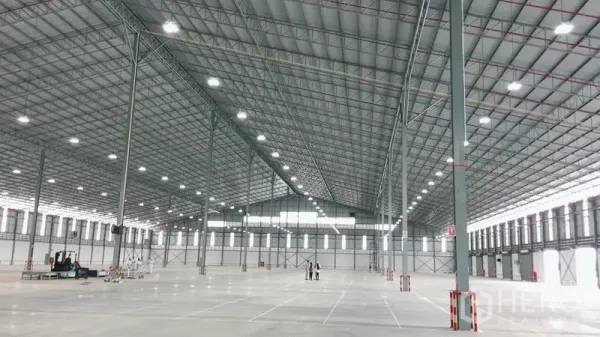 คลังสินค้า ให้เช่าในSi Racha, Chon Buri - ภายในโกดังเพดานสูงกว้าง โครงหลังคาเหล็ก ไฟ LED พื้นคอนกรีตขัดมัน
