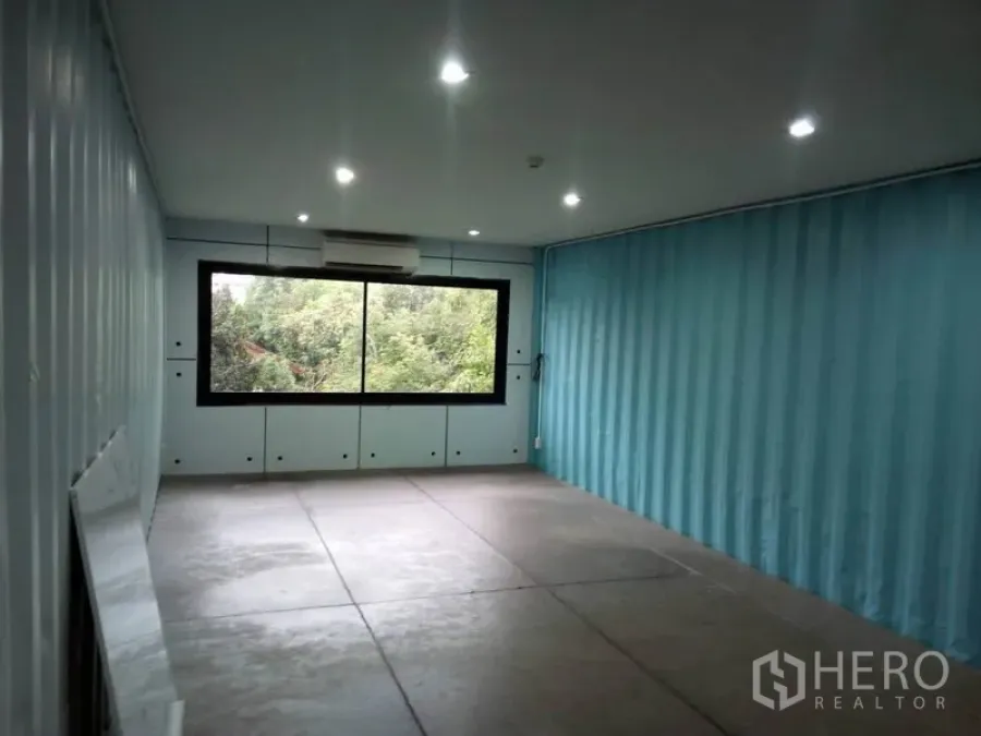 Retail Space for rent in Khlong Toei, Bangkok - Spacious retail area facing picture window, concrete flooring and ceiling LEDs.