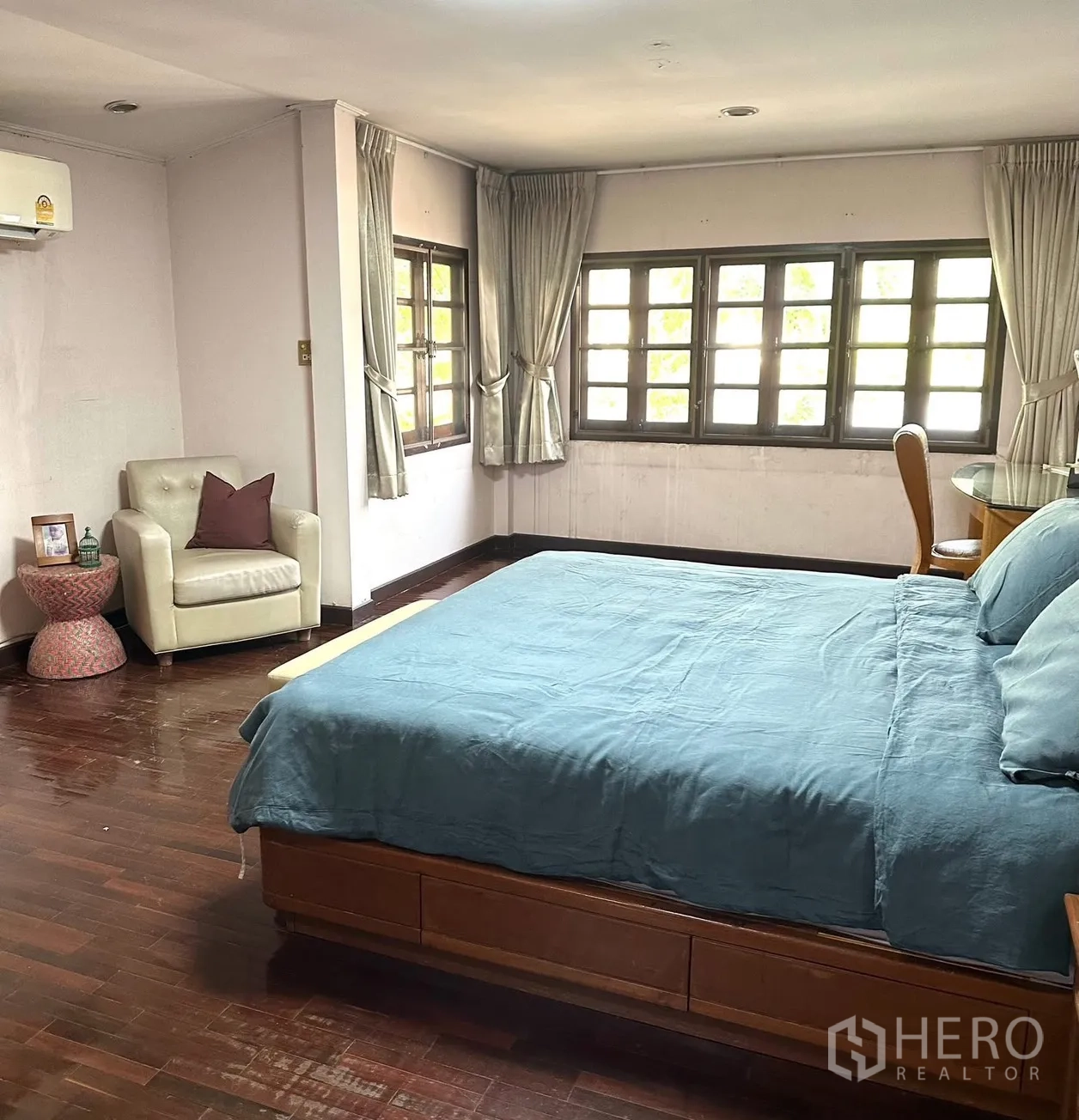 Detached House for rent in Saphan Sung, Bangkok - Large bedroom with corner windows and king bed.