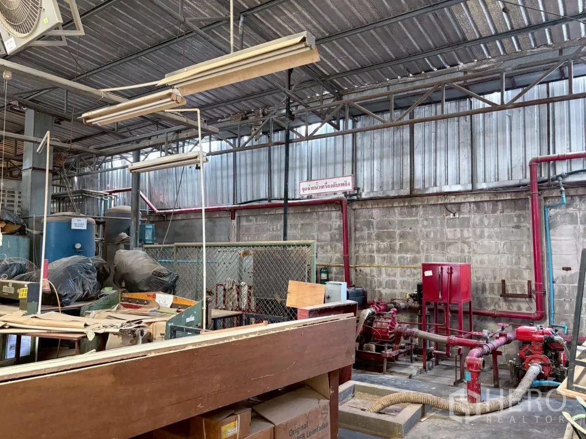 工厂 出租或出售在Bang Khun Thian, Bangkok - 室内消防泵与管道系统，旁有工具与存放区。