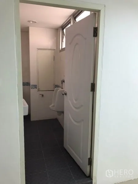 办公空间 出租在Watthana, Bangkok - 办公室卫生间，配有洗手池与小便池，并设通风窗。