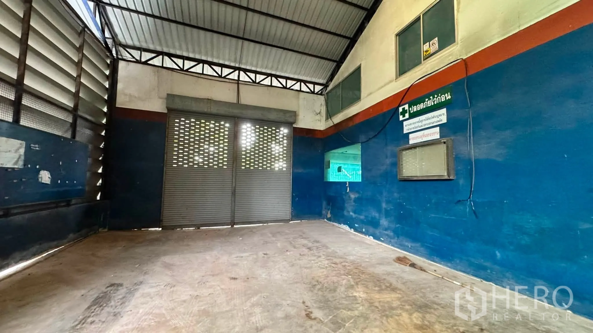 โกดัง for rent in Bang Khen, Bangkok - โซนขนถ่ายสินค้าที่มีประตูม้วนโลหะและช่องระบายอากาศ.