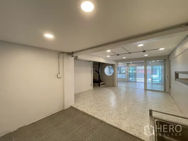 带办公室的家 出租在Khlong Toei, Bangkok - 宽敞开放区，配楼梯、圆形景观窗与整面玻璃隔断。