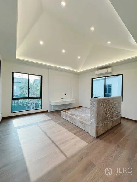 独立式住宅 出售在Bangkok Noi, Bangkok - 卧室采光充足，拱形天花与筒灯，大窗与木地板。