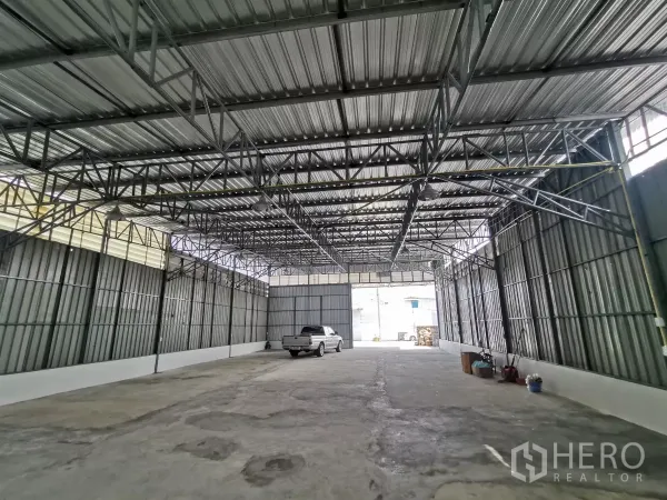 คลังสินค้า ให้เช่าในMin Buri, Bangkok - ภายในโกดังโปร่ง เพดานโครงเหล็กสูง พื้นคอนกรีต รองรับรถขนส่งเข้าออกสะดวก