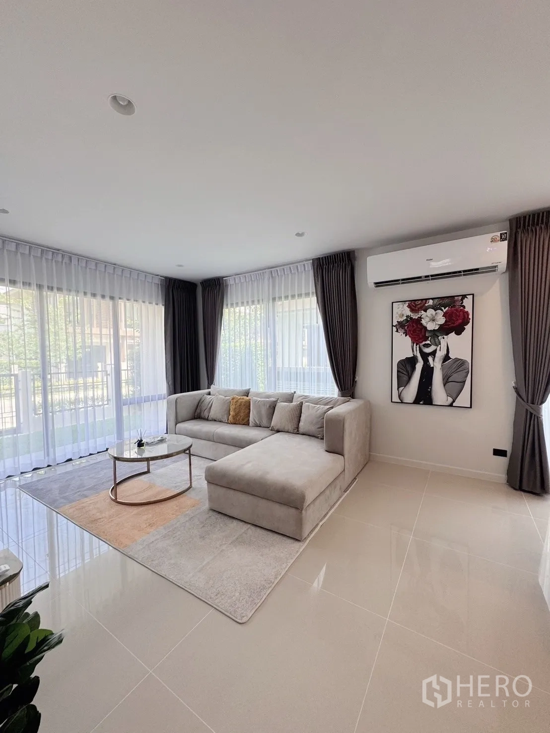Detached House for rent or sale in Bang Kapi, Bangkok - Corner living space with floor-to-ceiling windows and a chaise sofa for lounging.