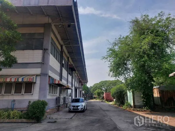 คลังสินค้า ให้เช่าในMin Buri, Bangkok - ด้านนอกโกดังพร้อมทางสัญจร ที่จอดรถ และต้นไม้ร่มรื่น