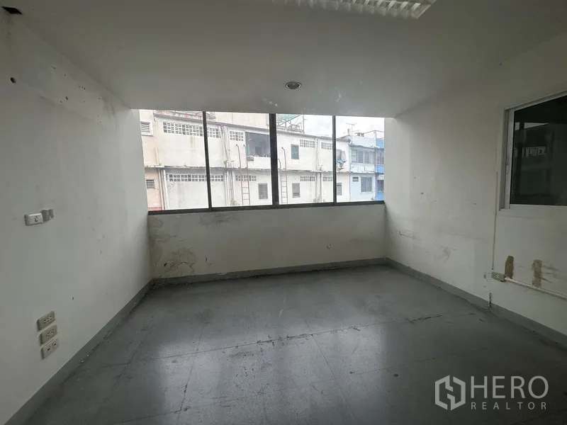 办公空间 出租在Khlong Toei, Bangkok - 小型办公室，大窗可眺望邻近建筑