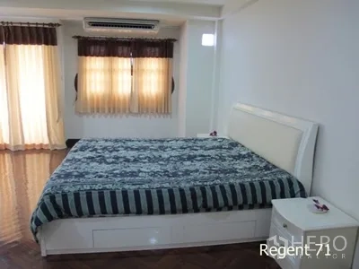 联排别墅 出租在Khlong Toei, Bangkok - 宽敞卧室配大床、木地板、空调与窗帘。
