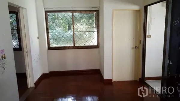 Detached House for rent in Khlong Toei, Bangkok - Bright corner space with hardwood floors, two doors and a wide window.
