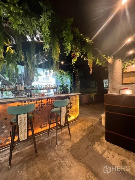 พื้นที่ขายปลีก ให้เช่าในWatthana, Bangkok - มุมมองด้านข้างของบาร์ที่สว่างไสว พืชตกแต่งเพดาน และพื้นปูนขัดมัน