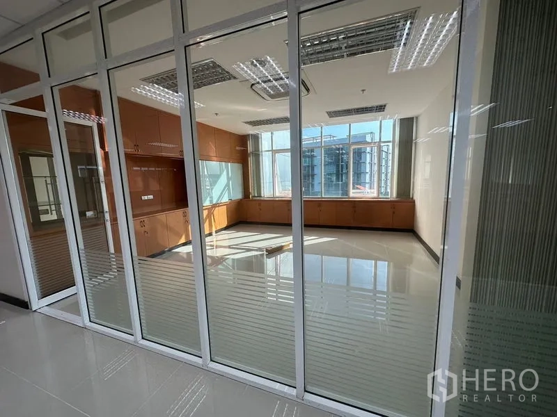 Office Space for rent in Suan Luang, Bangkok - Glass-walled corner meeting room with large windows and built-in storage