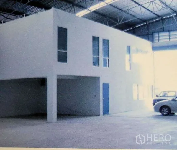 โรงงาน ให้เช่าในBan Phaeo, Samut Sakhon - อาคารออฟฟิศสองชั้นภายในโกดัง มีช่องจอดรถและหลังคาโครงเหล็ก