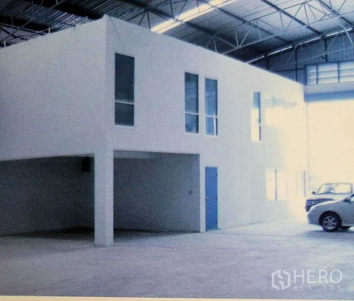 โรงงาน ให้เช่าในBan Phaeo, Samut Sakhon - อาคารออฟฟิศสองชั้นภายในโกดัง มีช่องจอดรถและหลังคาโครงเหล็ก