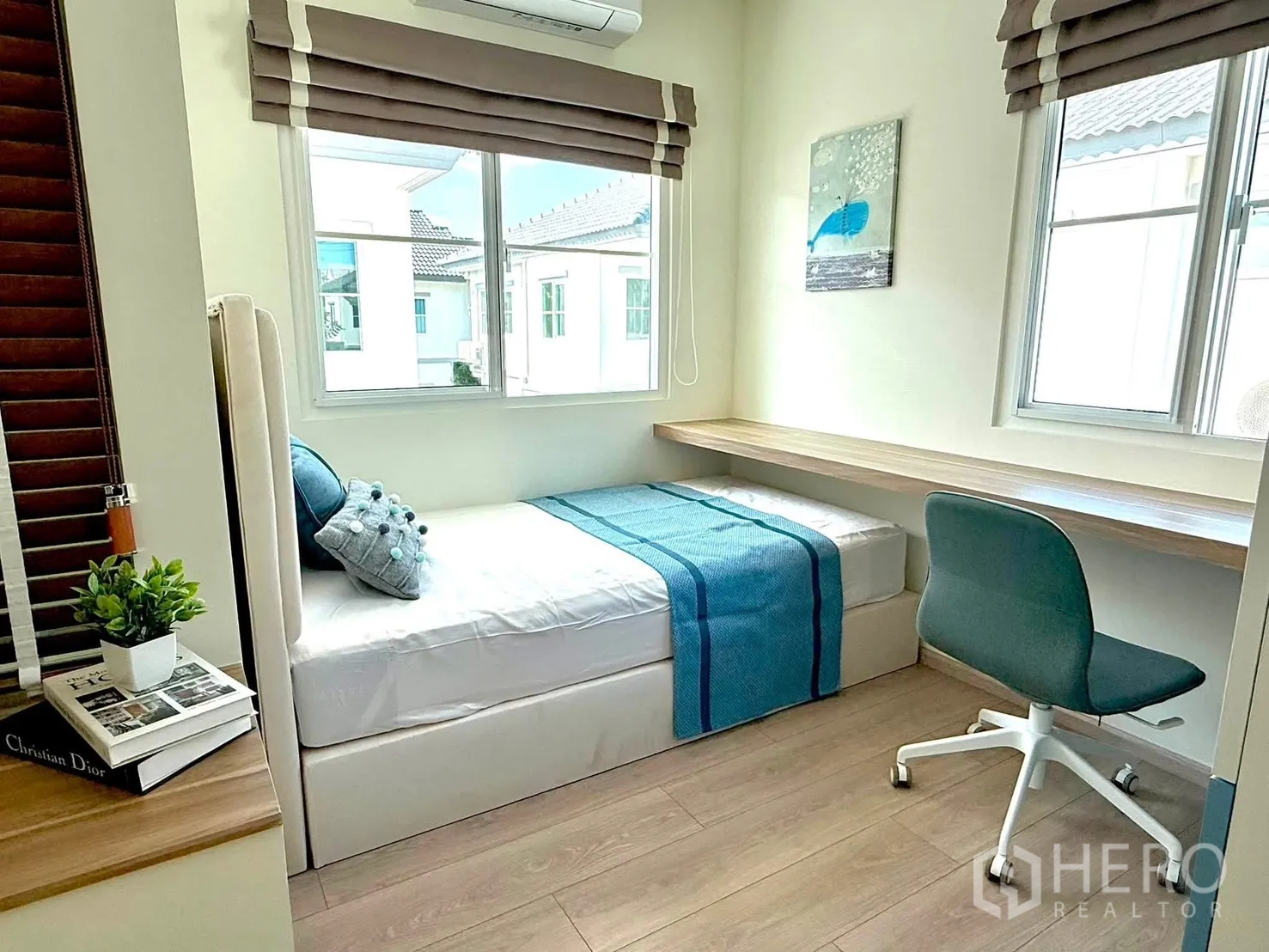 Detached House for rent in Bang Phli, Samut Prakan - Bright single bedroom with long worktop under windows and a swivel chair.