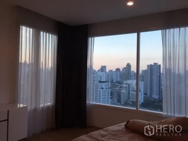 คอนโด ให้เช่าในWatthana, Bangkok - ห้องนอนมุมกระจกบานใหญ่ ชมวิวเมืองกรุงเทพฯ ยามเย็นแบบพาโนรามา