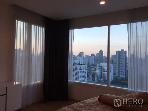 คอนโด ให้เช่าในWatthana, Bangkok - ห้องนอนมุมกระจกบานใหญ่ ชมวิวเมืองกรุงเทพฯ ยามเย็นแบบพาโนรามา