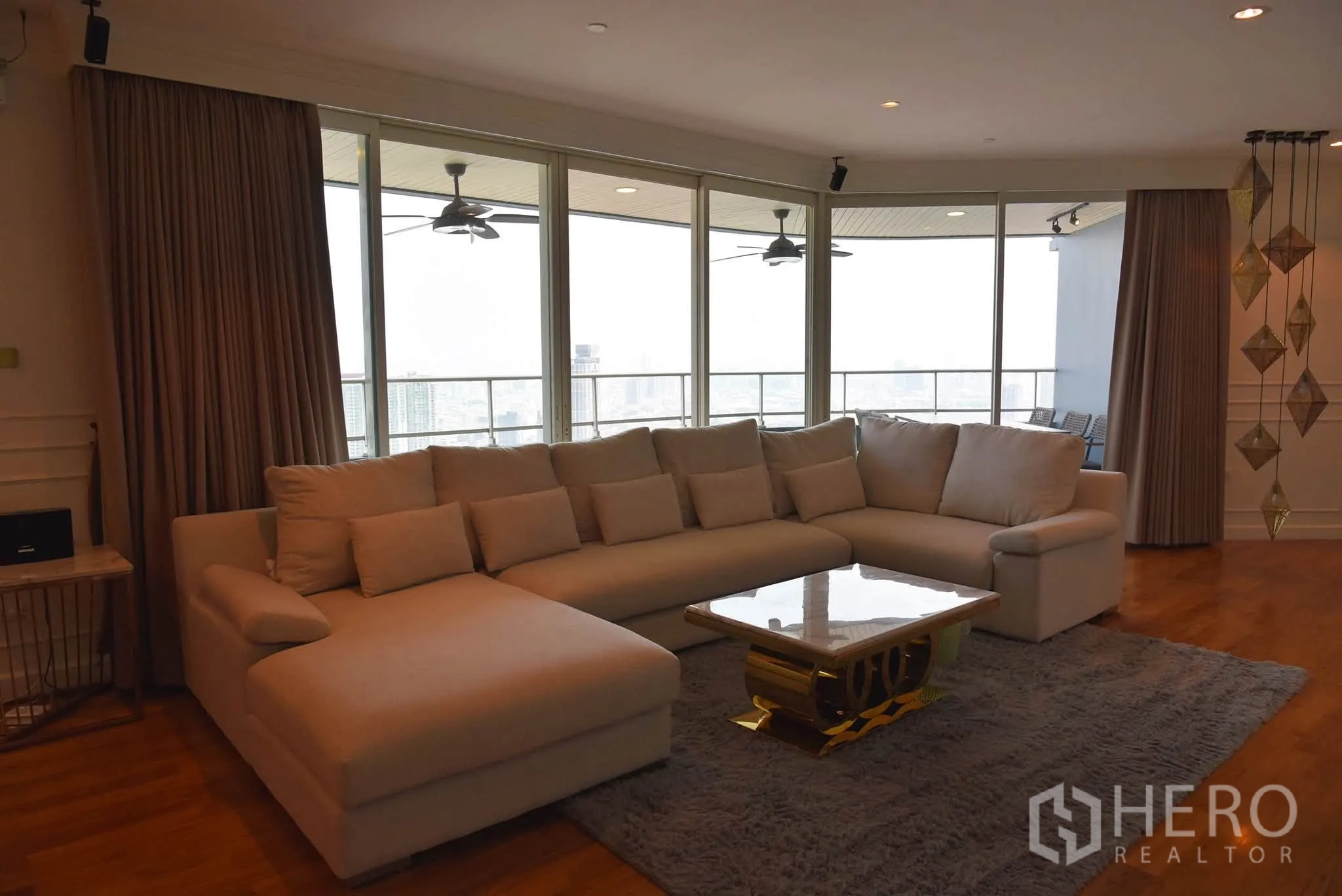 คอนโด for sale in Khlong San, Bangkok - ห้องนั่งเล่นกว้าง โซฟาตัวแอล พรมผืนใหญ่ และประตูบานเลื่อนออกสู่ระเบียง