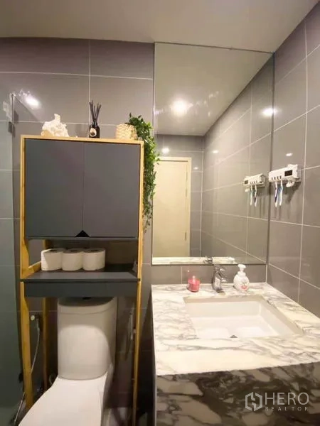 公寓 出售在Ratchathewi, Bangkok - 现代卫浴，灰色瓷砖、大理石洗手台与玻璃淋浴间。