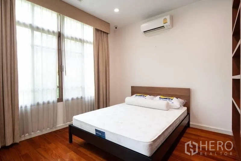 บ้าน ให้เช่าหรือขายในWatthana, Bangkok - ห้องนอนขนาดกำลังดี หน้าต่างบานใหญ่ เครื่องปรับอากาศ โทนสีอบอุ่น