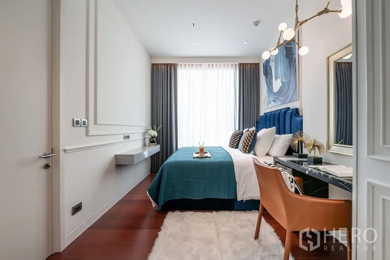 公寓 出租在Watthana, Bangkok - 卧室设书写桌，造型吊灯与落地窗帘。