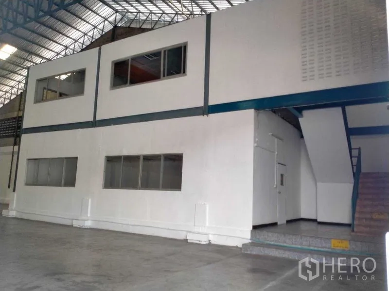 Warehouse for rent in Bang Phli, Samut Prakan - Two-storey internal office structure with side staircase inside the warehouse.