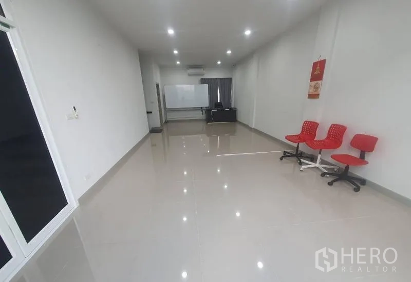 带办公室的家 出租在Lat Phrao, Bangkok - 明亮的开放式办公空间，亮面瓷砖地面与筒灯，摆设精简。