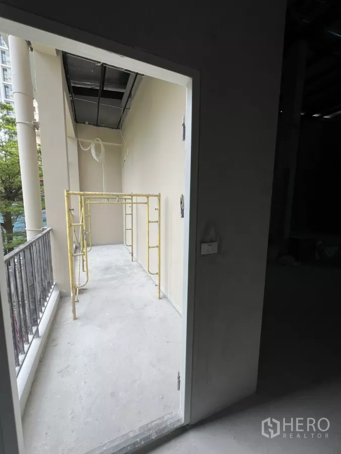 零售空间 出租在Khlong Toei, Bangkok - 服务阳台带护栏与脚手架，临近绿树