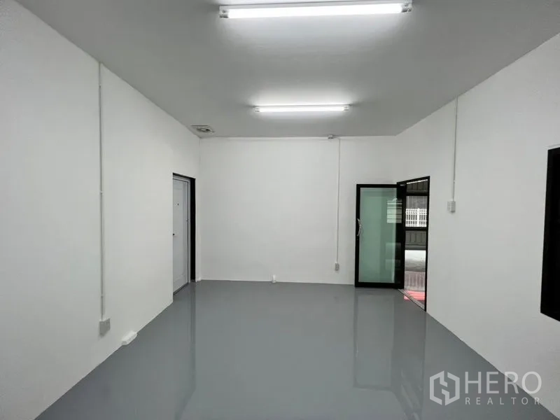 Warehouse for rent in Lat Phrao, Bangkok - Clean office room inside the warehouse with epoxy floor, white walls and LED ceiling lights.